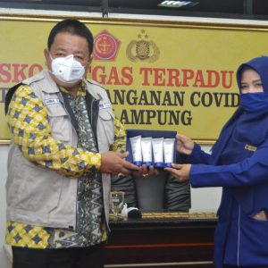 Tim Gugus Tugas Penanganan Covid-19 Provinsi Lampung Terima Bantuan Sosial Handsanitizer