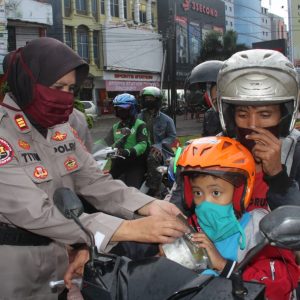 Polwan dan Bhayangkari Polresta Bandar Lampung Bagikan Takjil Gratis di Tugu Adipura