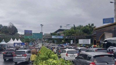 Puluhan Ribu Kendaraan Serbu Puncak di H+2 Lebaran, Lalin Sempat Macet 3 Km