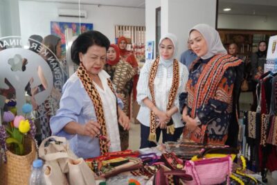 Lampung Dapat Kehormatan, Ketua Umum IAD Kunjungi Dekranasda dan Apresiasi Wastra Lokal