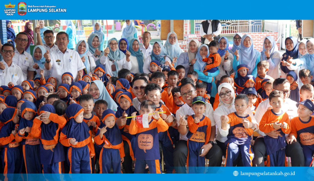 Pagi Ceria Bersama Bupati Egi: Tawa dan Harapan Anak TK IT Al Mumtaza Meriahkan Hari Anak Nasional di Lampung Selatan