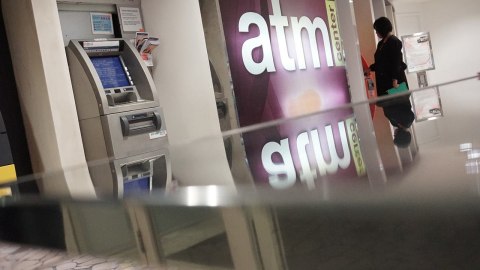 OJK Catat Jumlah ATM Terus Menurun, Transaksi Digital Kian Dominan