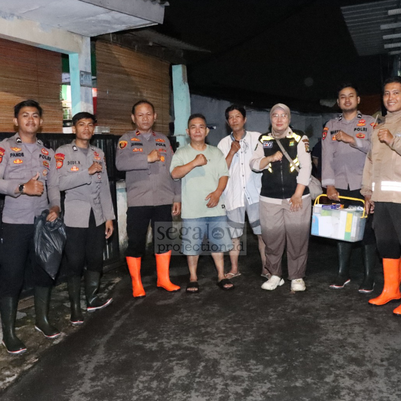 POLRES METRO JAKBAR BERIKAN LAYANAN KESEHATAN DAN TRAUMA HEALING BAGI KORBAN BANJIR DI DURI KOSAMBI
