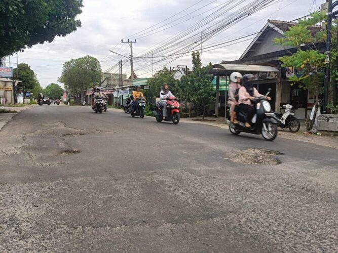 Lubang Dimana-mana, Kondisi Jalan Utama di Kota Metro
