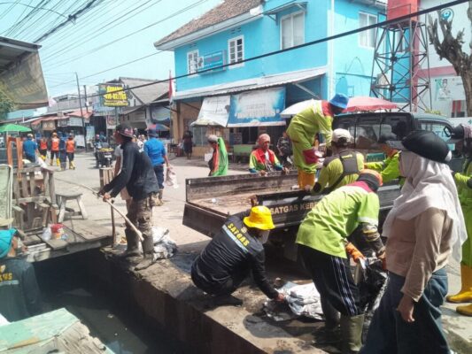 Meski Hari Libur, Satgas Gabungan Bersihkan Drainase di Bandar Lampung Cegah Banjir