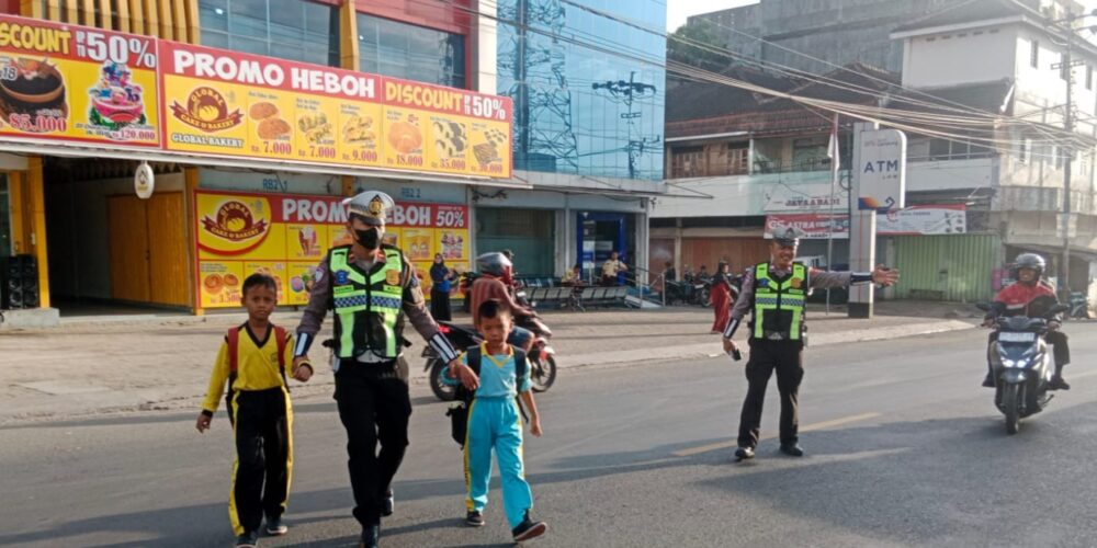 Satlantas Polres Tanggamus Siaga di Titik Rawan Pagi, Arus Lalu Lintas Terpantau Lancar