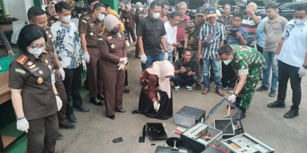 Kejaksaan Negeri Kota Metro Musnahkan Barang Bukti Penanganan Tindak Pidana Inkracht