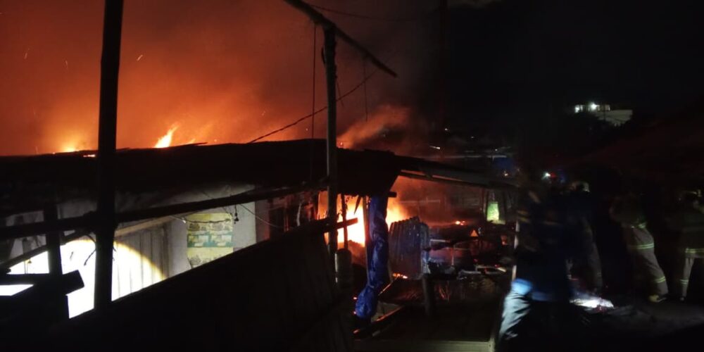 Kebakaran Hebat Landa Pasar Tempel Jembatan Merah Cimeng, Teluk Betung, Dua Mobil Damkar Diterjunkan