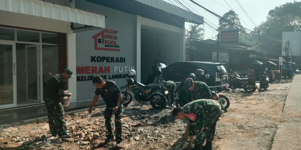 Babinsa Langkapura Sertu Rikman Pimpin Karya Bakti, Koramil 410-05/TKP Bersihkan KDKMP Bandar Lampung