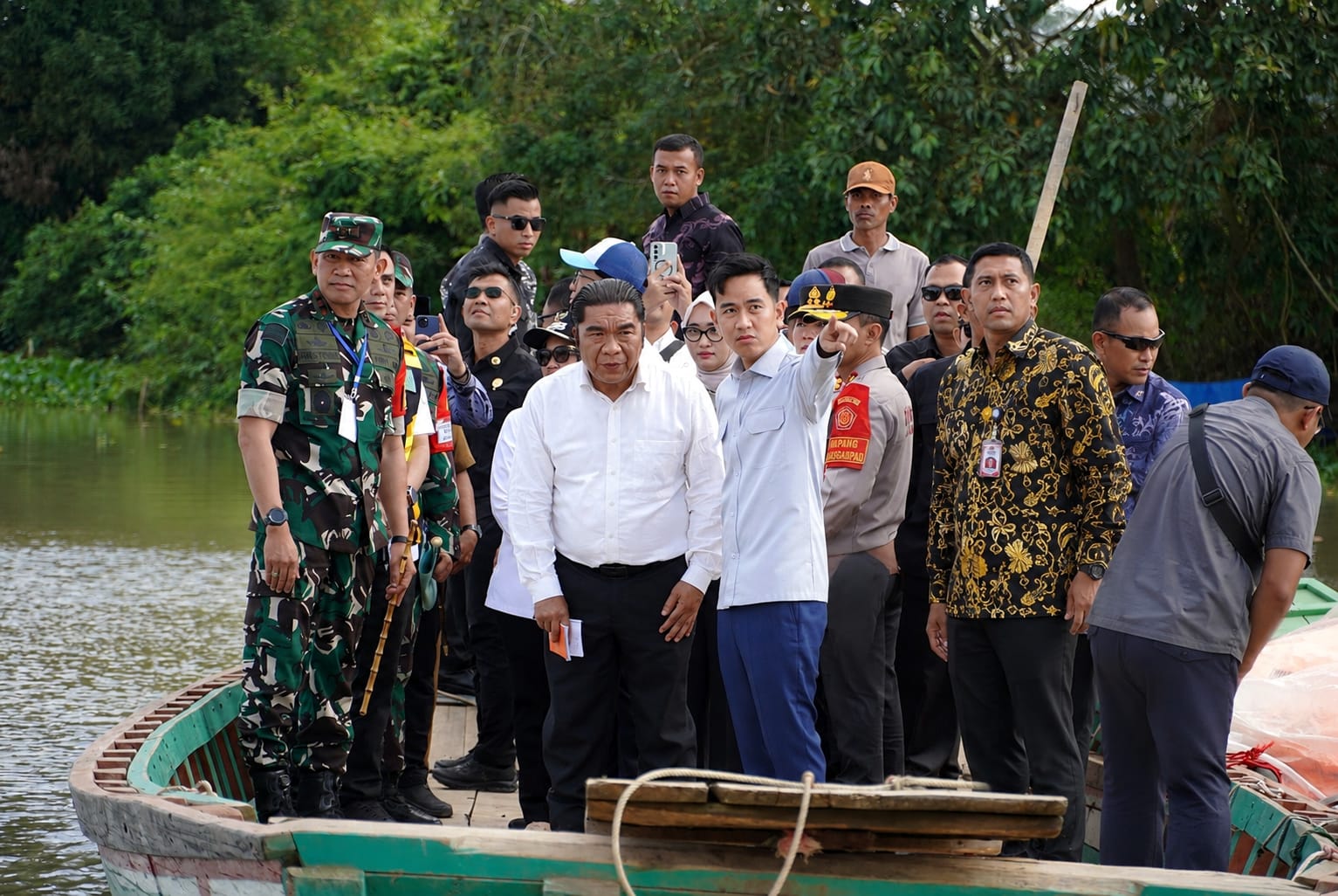 Didampingi Wagub Jihan, Wapres Gibran Pantau Progres Pembangunan Jembatan Way Bungur