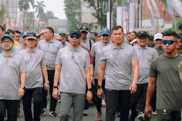 Gubernur Mirza Ikuti Gerak Jalan Sehat Peringatan HUT ke-1 Kodam XXI/Radin Inten