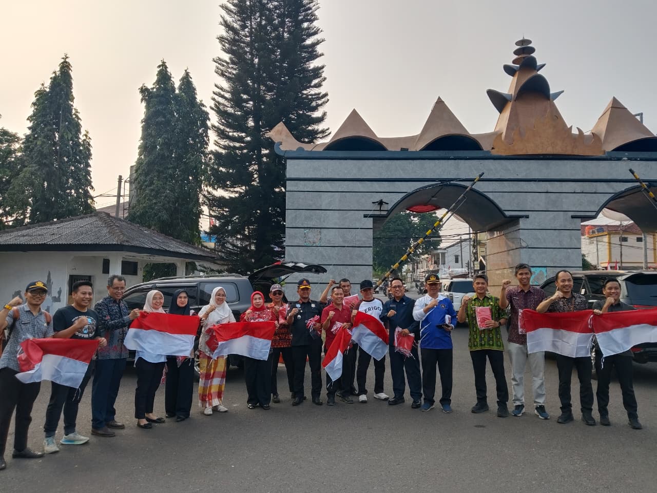 Pemprov Lampung Bagikan Ratusan Bendera Merah Putih, Semarakkan HUT ke-81 RI
