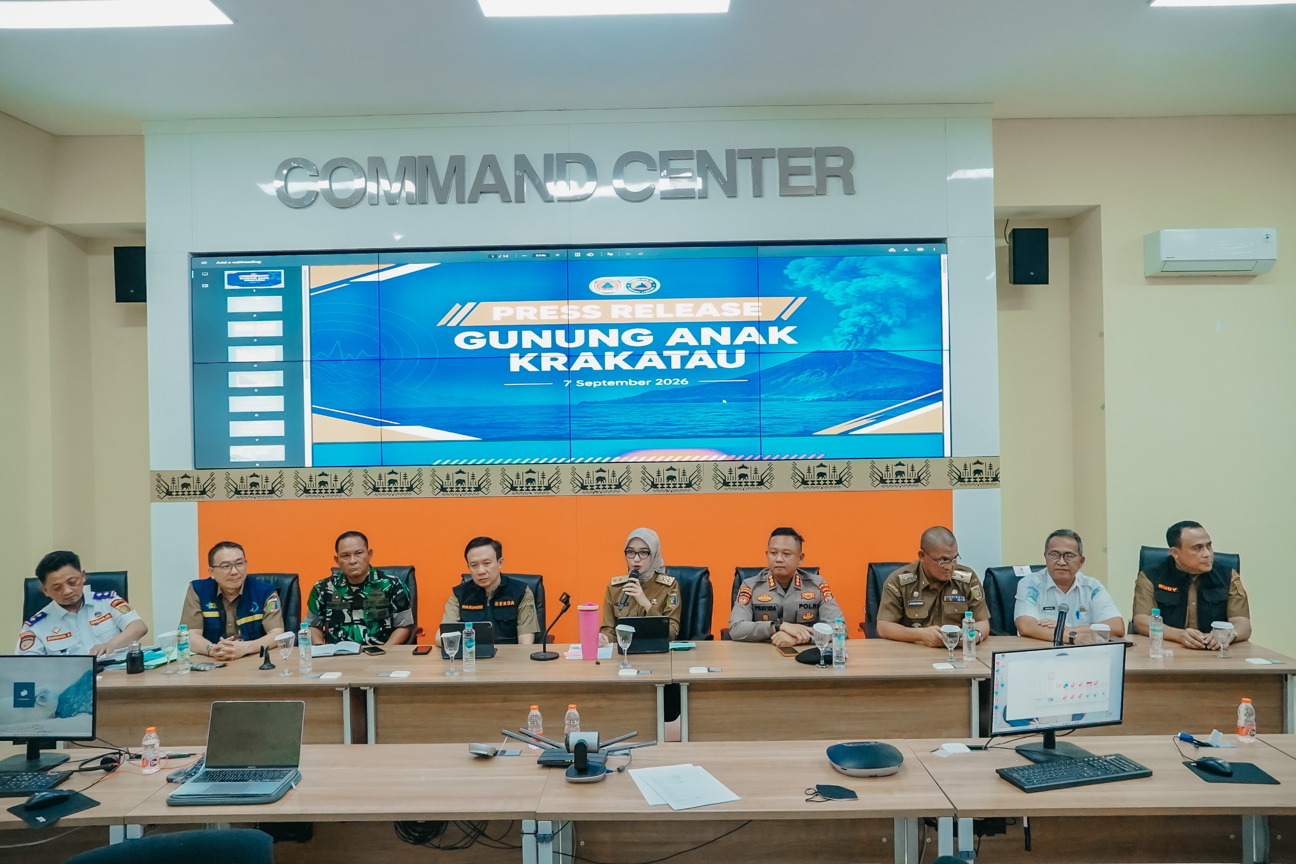 Wagub Jihan Imbau Warga Kurangi Aktivitas di Luar Rumah di Tengah Paparan Abu Anak Krakatau