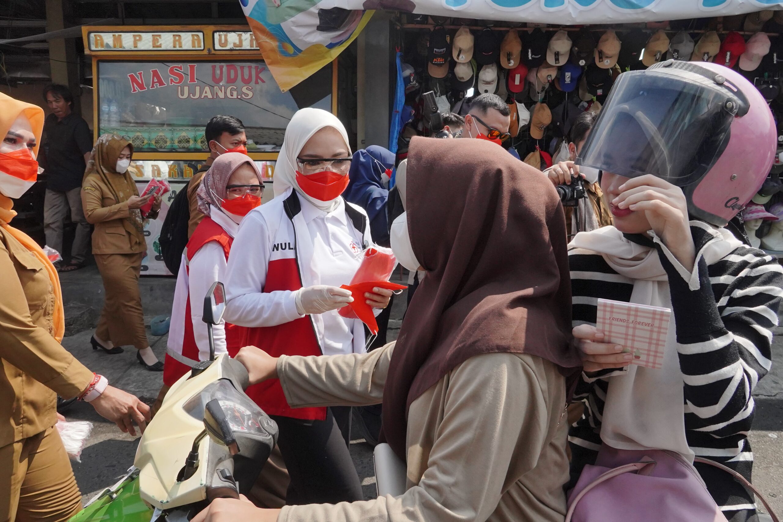 Batin Wulan Serahkan 10.000 Masker untuk Lindungi Warga dari Abu Vulkanik