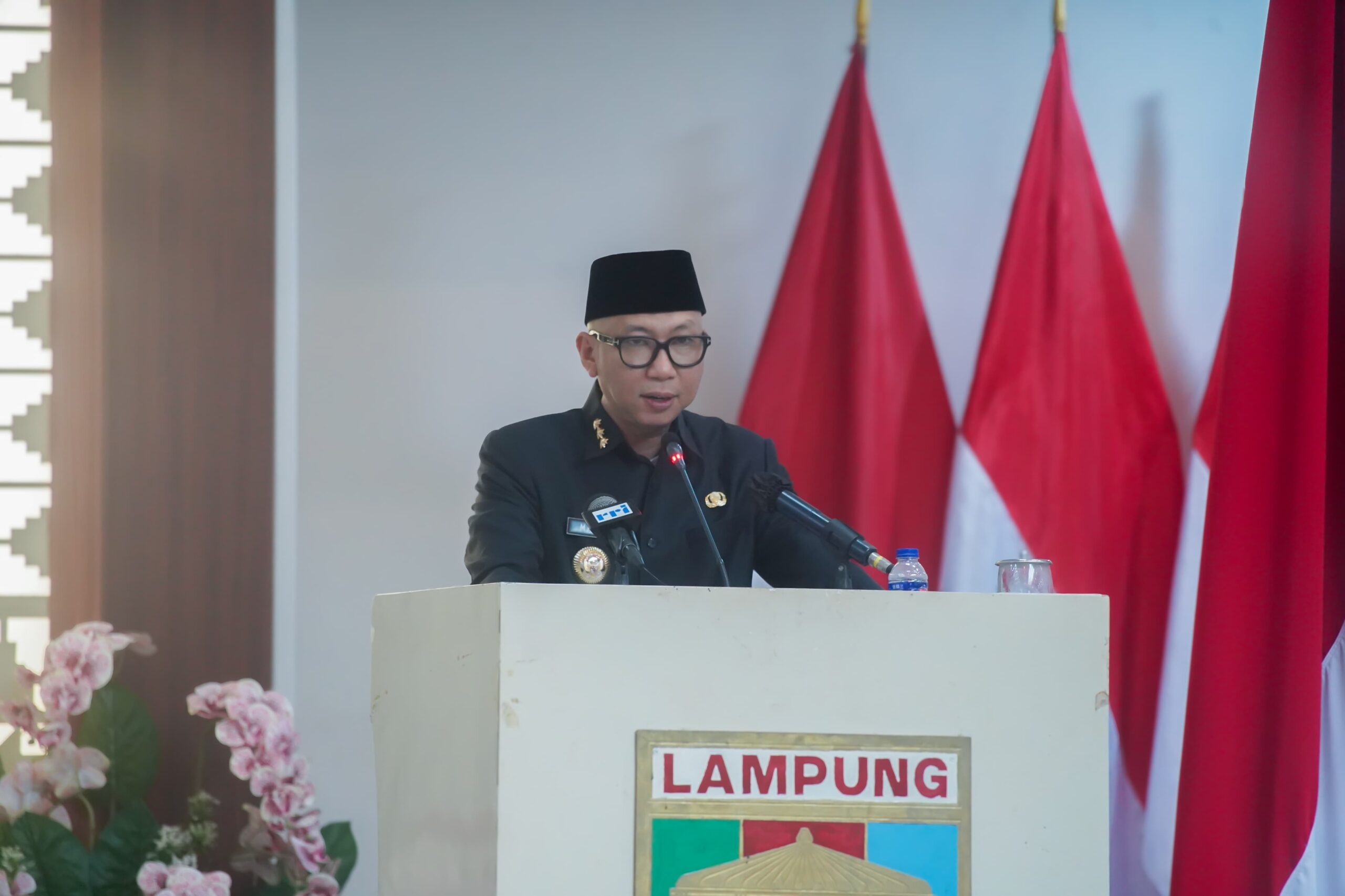 LAMPUNG – Pemerintah Provinsi Lampung bersama DPRD Provinsi Lampung menyetujui Rancangan Peraturan Daerah (Raperda) tentang Perubahan Anggaran Pendapatan dan Belanja Daerah (APBD) Provinsi Lampung Tahun Anggaran 2026.   Kesepakatan tersebut ditandai dengan penandatanganan persetujuan bersama dalam Rapat Paripurna Pembicaraan Tingkat II DPRD Provinsi Lampung, Rabu (23/9/2026).   Melalui penyesuaian anggaran ini, postur Belanja Daerah Provinsi Lampung pada Perubahan APBD TA 2026 mengalami penyesuaian untuk mempercepat program-program prioritas pembangunan, penguatan pelayanan publik, penyelesaian kewajiban daerah, serta mendorong pertumbuhan ekonomi daerah.   Gubernur Lampung, Rahmat Mirzani Djausal menjelaskan bahwa penyesuaian juga dilakukan pada target Pendapatan Daerah. Pendapatan tersebut bersumber dari Pendapatan Asli Daerah (PAD), Pendapatan Transfer, serta Lain-lain Pendapatan Daerah yang Sah.   “Selisih antara pendapatan dan belanja daerah mengakibatkan defisit anggaran. Defisit ini ditutup secara seimbang melalui pembiayaan daerah yang sah, yakni penerimaan Sisa Lebih Perhitungan Anggaran (SiLPA) TA 2025 berbasis LHP BPK serta penerimaan pinjaman daerah. Sementara untuk pengeluaran pembiayaan dialokasikan untuk pembayaran cicilan pokok utang yang jatuh tempo,” ujar Gubernur.   Gubernur menegaskan bahwa seluruh rekomendasi dan catatan strategis dari Badan Anggaran (Banggar) maupun komisi-komisi di DPRD akan menjadi perhatian utama perangkat daerah agar pelaksanaan anggaran di sisa waktu TA 2026 berjalan efektif, transparan, dan memberikan manfaat nyata bagi masyarakat.   Dalam laporan Banggar DPRD Provinsi Lampung yang dibacakan oleh Budi Yohanda, DPRD menekankan agar setiap penambahan anggaran didukung kesiapan teknis dan administrasi yang matang guna menghindari penumpukan pekerjaan di akhir tahun.   Salah satu poin rekomendasi dan catatan prioritas antar-sektor yang disepakati yaitu Percepatan Realisasi & Efektivitas Belanja dimana OPD diminta segera mengakselerasi program yang tingkat penyerapannya masih rendah serta memprioritaskan belanja yang berdampak langsung pada pelayanan masyarakat.   Ketua DPRD Provinsi Lampung Ahmad Giri Akbar menyampaikan bahwa rapat paripurna telah memenuhi kuorum. Seluruh tahapan pembahasan tingkat komisi hingga Badan Anggaran bersama Tim Anggaran Pemerintah Daerah (TAPD) telah dirampungkan sesuai dengan ketentuan peraturan perundang-undangan.   Sesuai PP Nomor 12 Tahun 2019 tentang Pengelolaan Keuangan Daerah, dokumen Raperda Perubahan APBD TA 2026 ini selanjutnya disampaikan kepada Menteri Dalam Negeri (Mendagri) untuk dilakukan evaluasi sebelum ditetapkan secara resmi menjadi Peraturan Daerah.