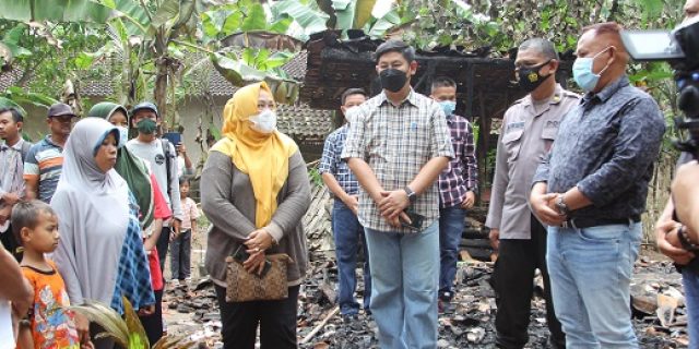Gerak Cepat, Nanang Ermanto Tilik Korban Kebakaran di Desa Sidomukti Kec. Tanjung Sari