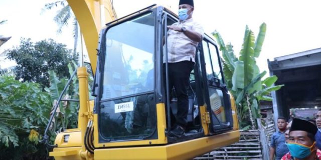 Bupati Nanang Serahkan Bantuan Excavator Kepada Pokdakan Kecamatan Palas Dari DJPB-KKP RI, Ini Pesannya… (Baca)